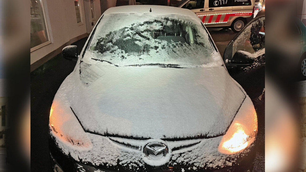 Schneebedecktes Auto