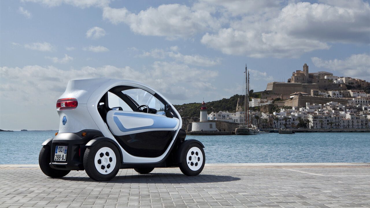 Heckansicht des Renault Twizy am Meer
