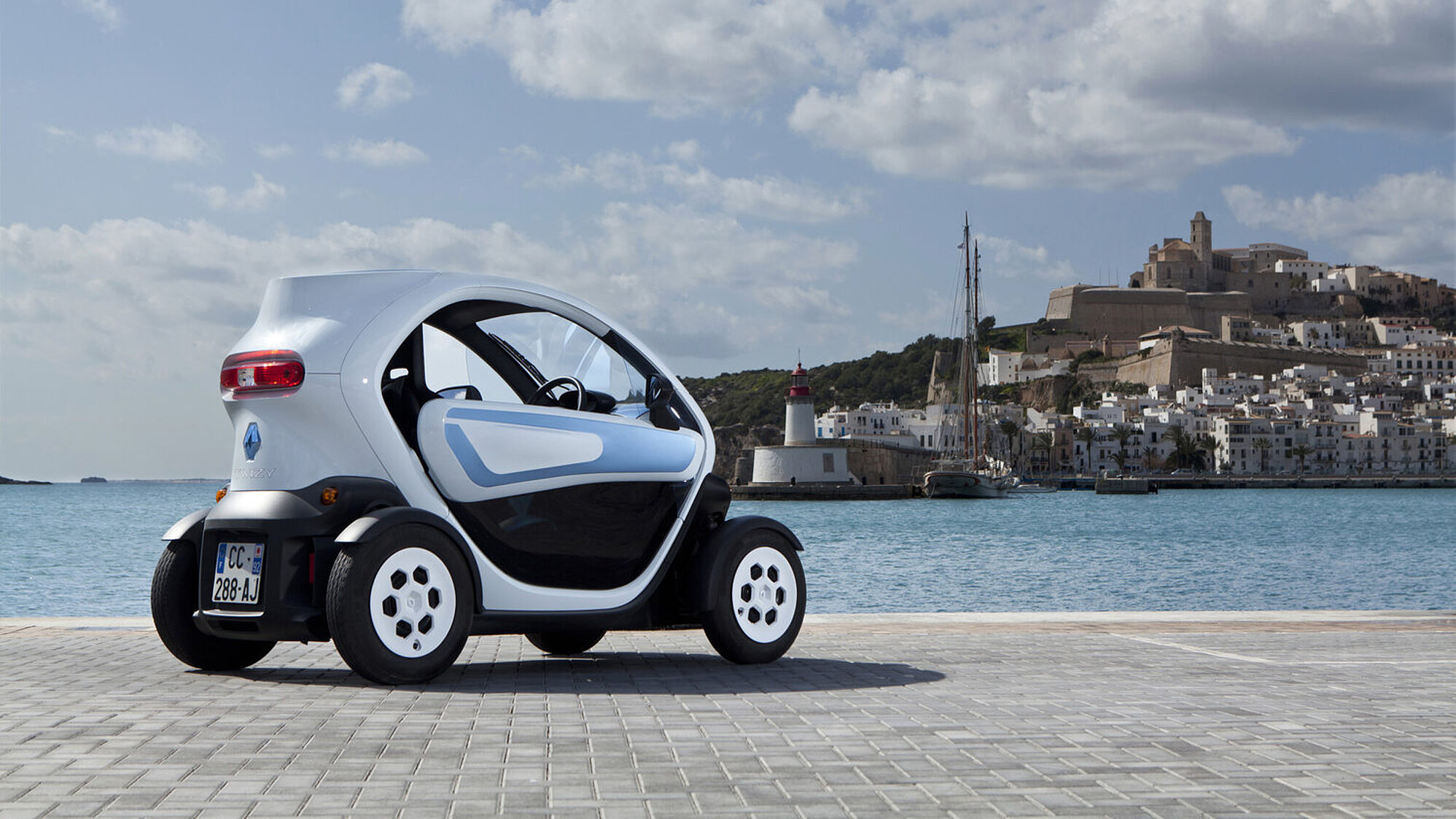Heckansicht des Renault Twizy am Meer