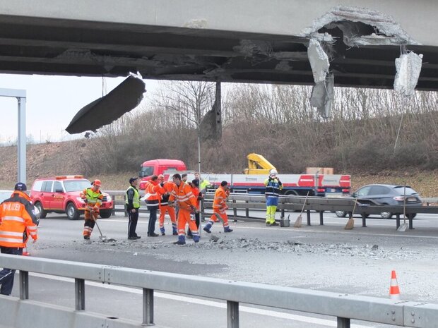 Beschädigte Brücke nach einer Kollision mit einem Bagger