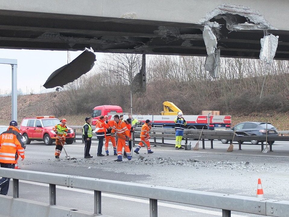 Beschädigte Brücke nach einer Kollision mit einem Bagger