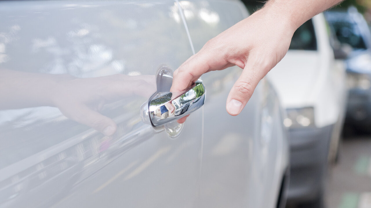 Diebe suchen nach unverschlossenen Autos. Bild: Zvg