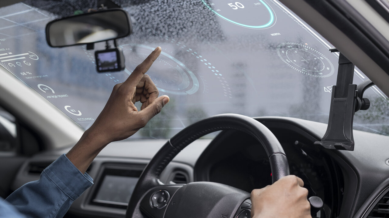 Headup-Display auf der Windschutzscheibe eines Autos.