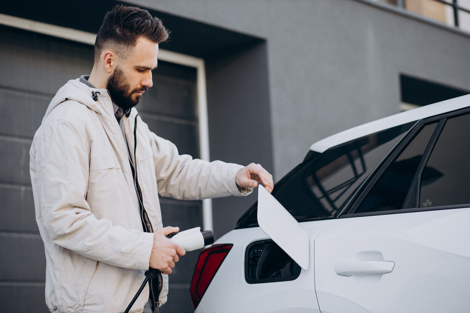 Auto-Schweiz-Präsident befürchtet, dass sich das Interesse an E-Autos wegen unvorteilhafter Rahmenbedingungen dämpft.
