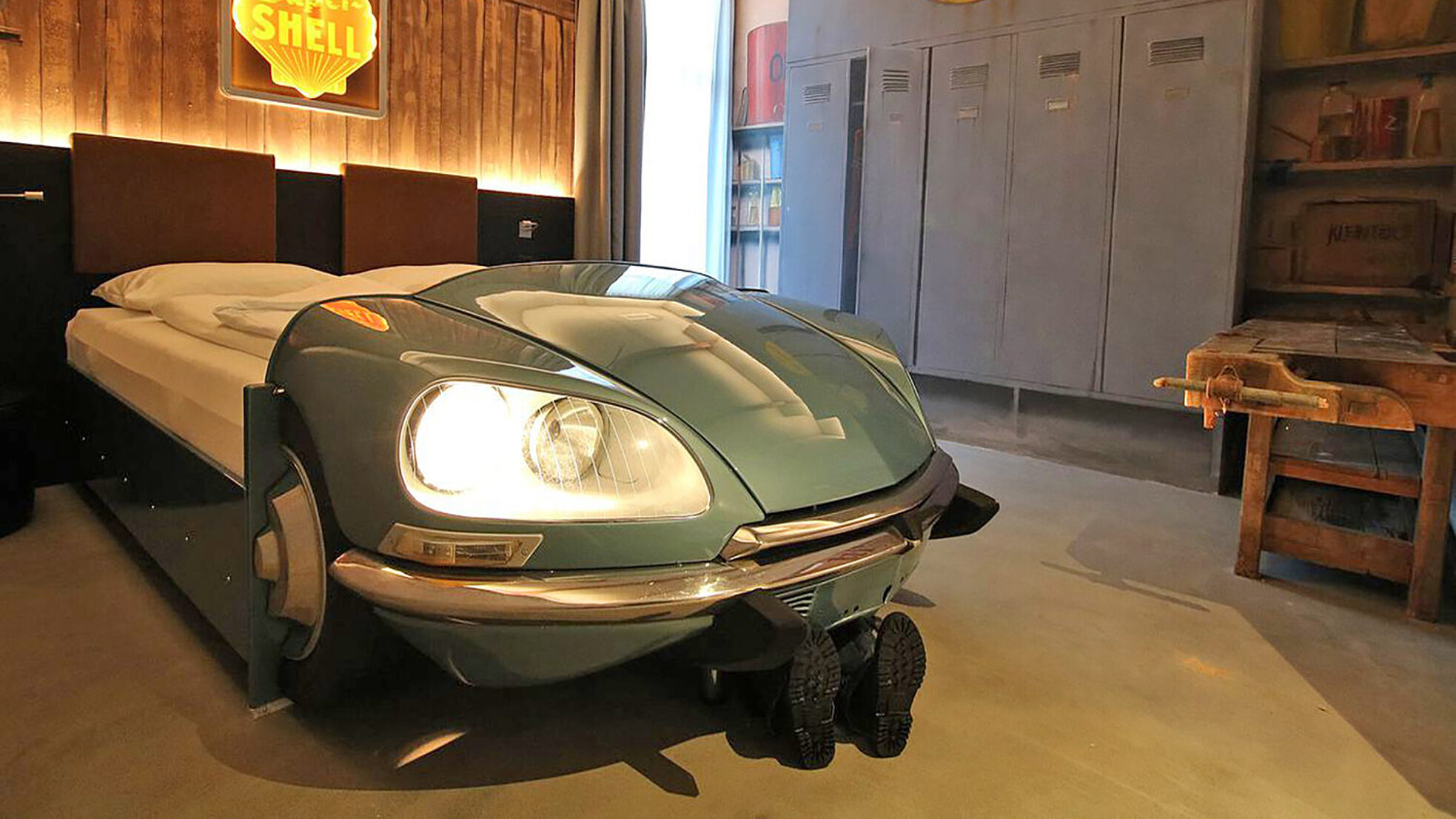 Im Hotel der Auto Welt von Rotz kann man im Zimmer der «Göttin» übernachten. Bild: hotelvonrotz.ch