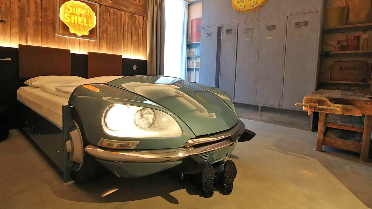 Im Hotel der Auto Welt von Rotz kann man im Zimmer der «Göttin» übernachten. Bild: hotelvonrotz.ch