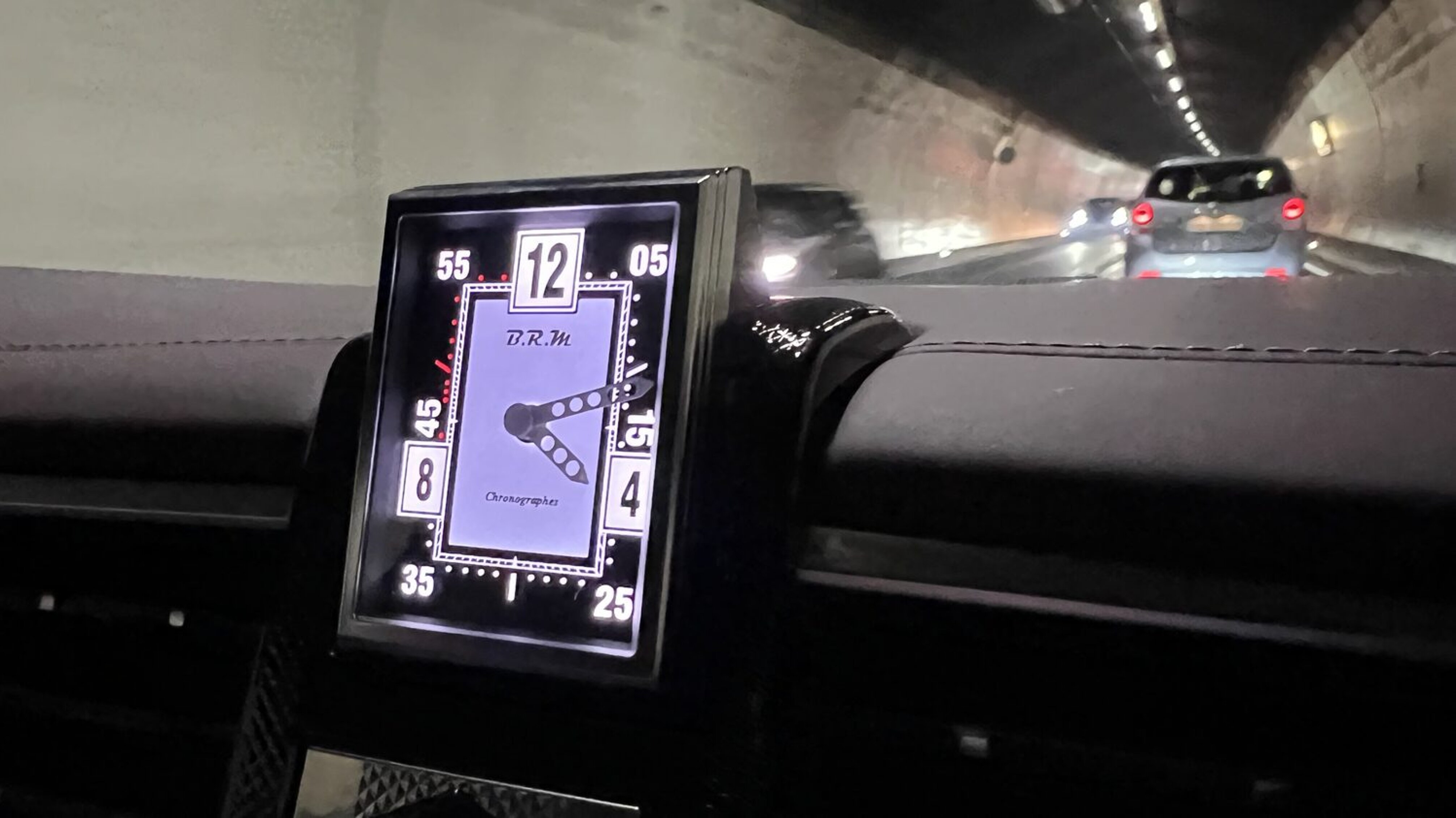 Im Armaturenbrett des DS 9 thront eine analoge Uhr.