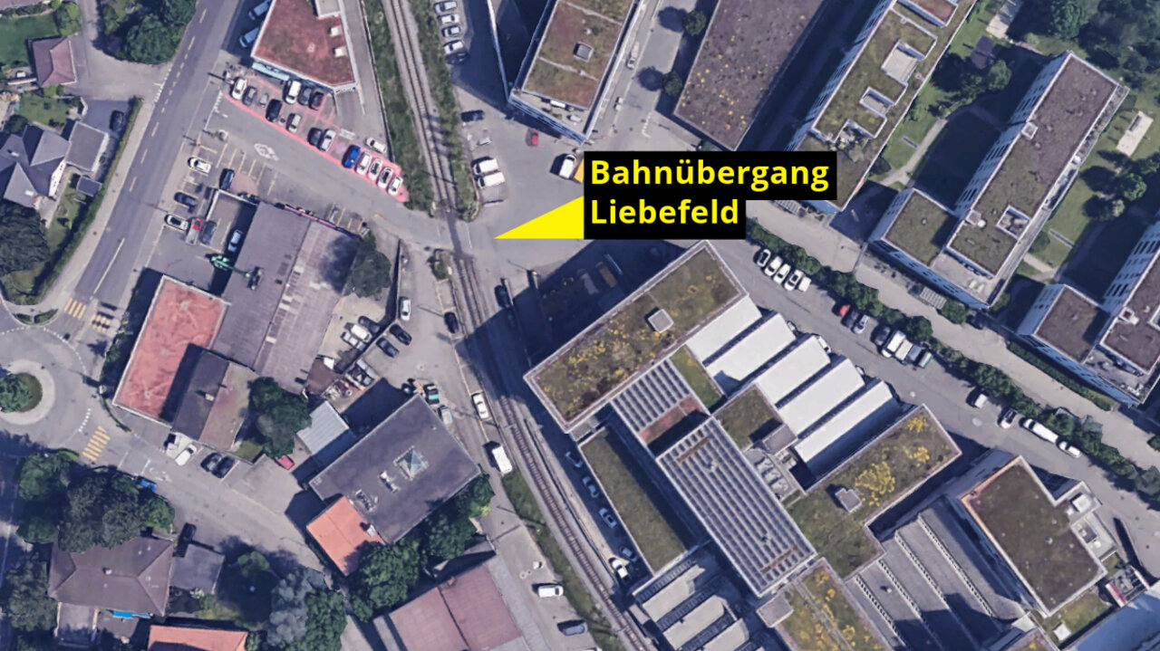 28. März 2024, Liebefeld BE: Kurz vor 20 Uhr kollidiert ein Zug mit einem Auto. Die Fahrzeuginsassen konnten das Fahrzeug rechtzeitig verlassen. Grafik: STREETLIFE, Google Maps