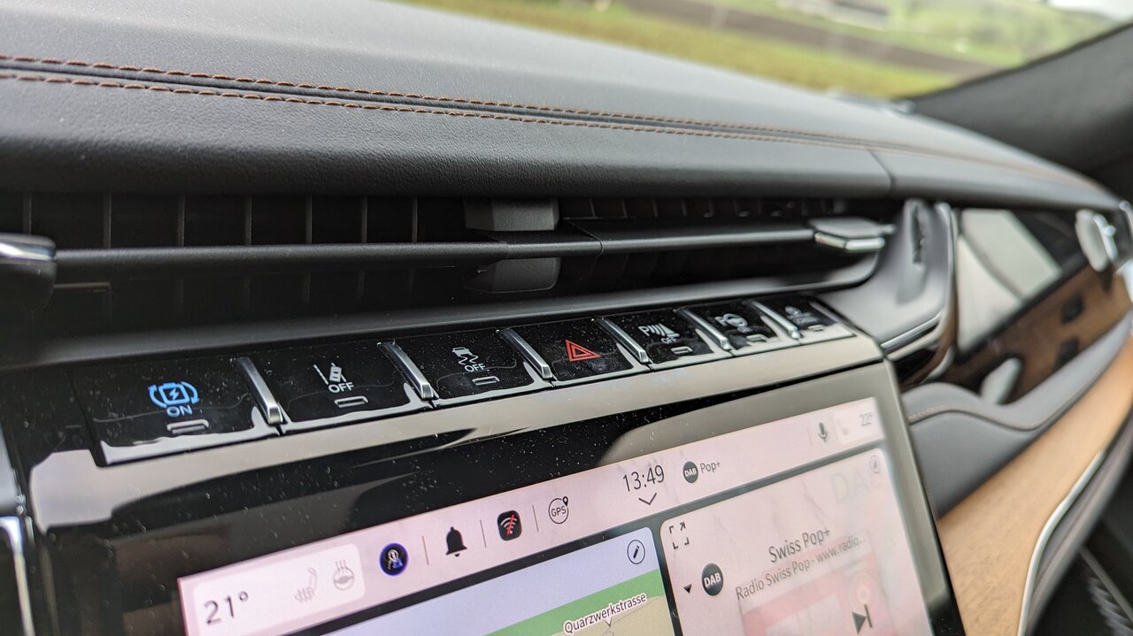 Schalterleiste über dem Touchscreen
