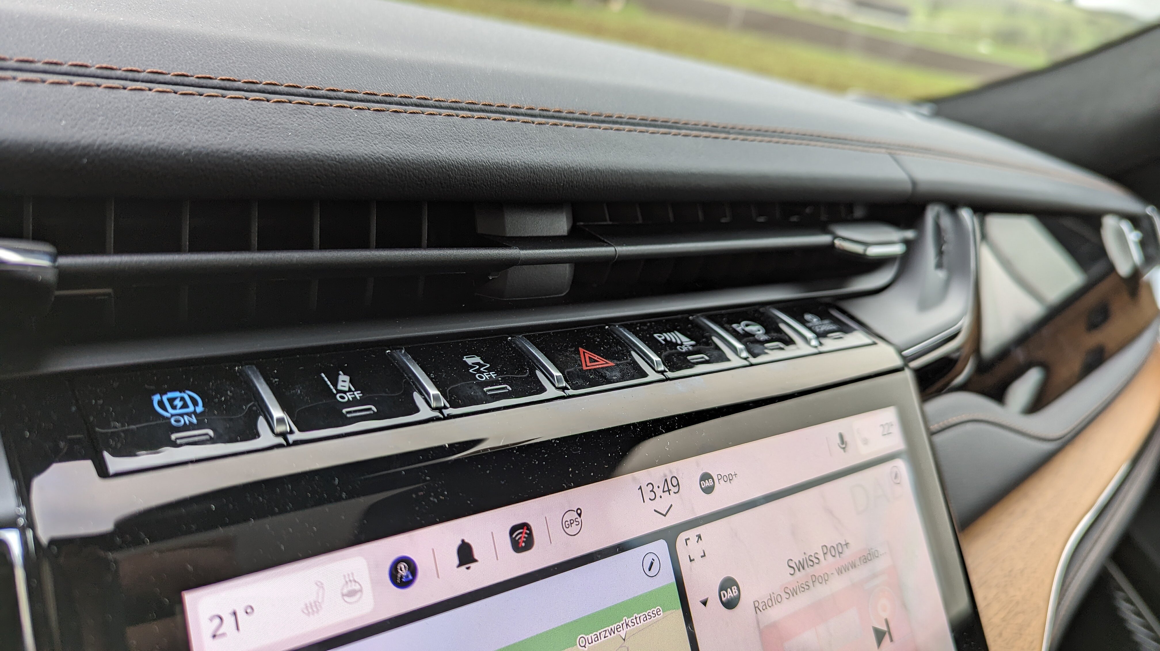 Schalterleiste über dem Touchscreen