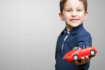 Kind mit Spielzeugauto