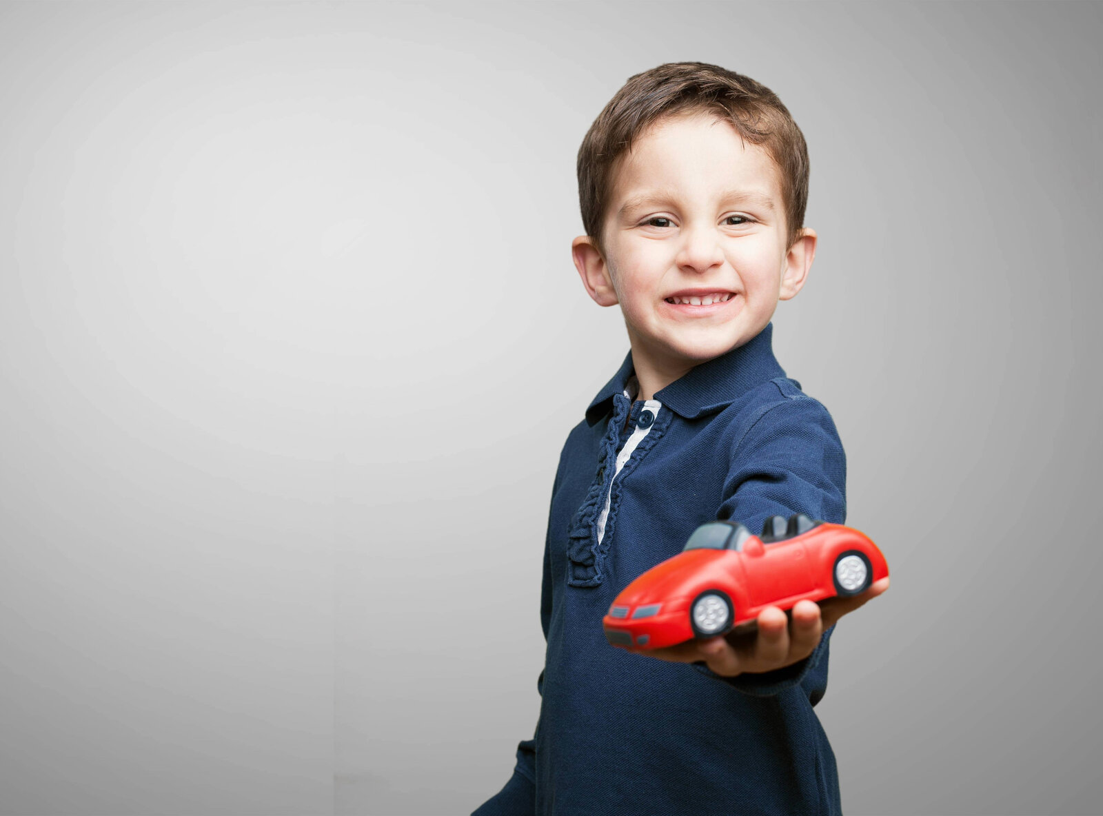 Kind mit Spielzeugauto