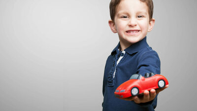 Kind mit Spielzeugauto