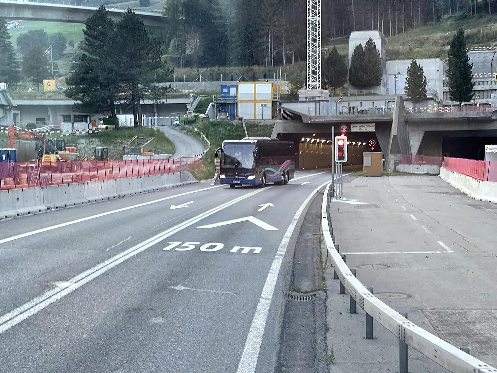 Der längste Alpentunnel bleibt bis auf Weiteres für den Verkehr gesperrt.