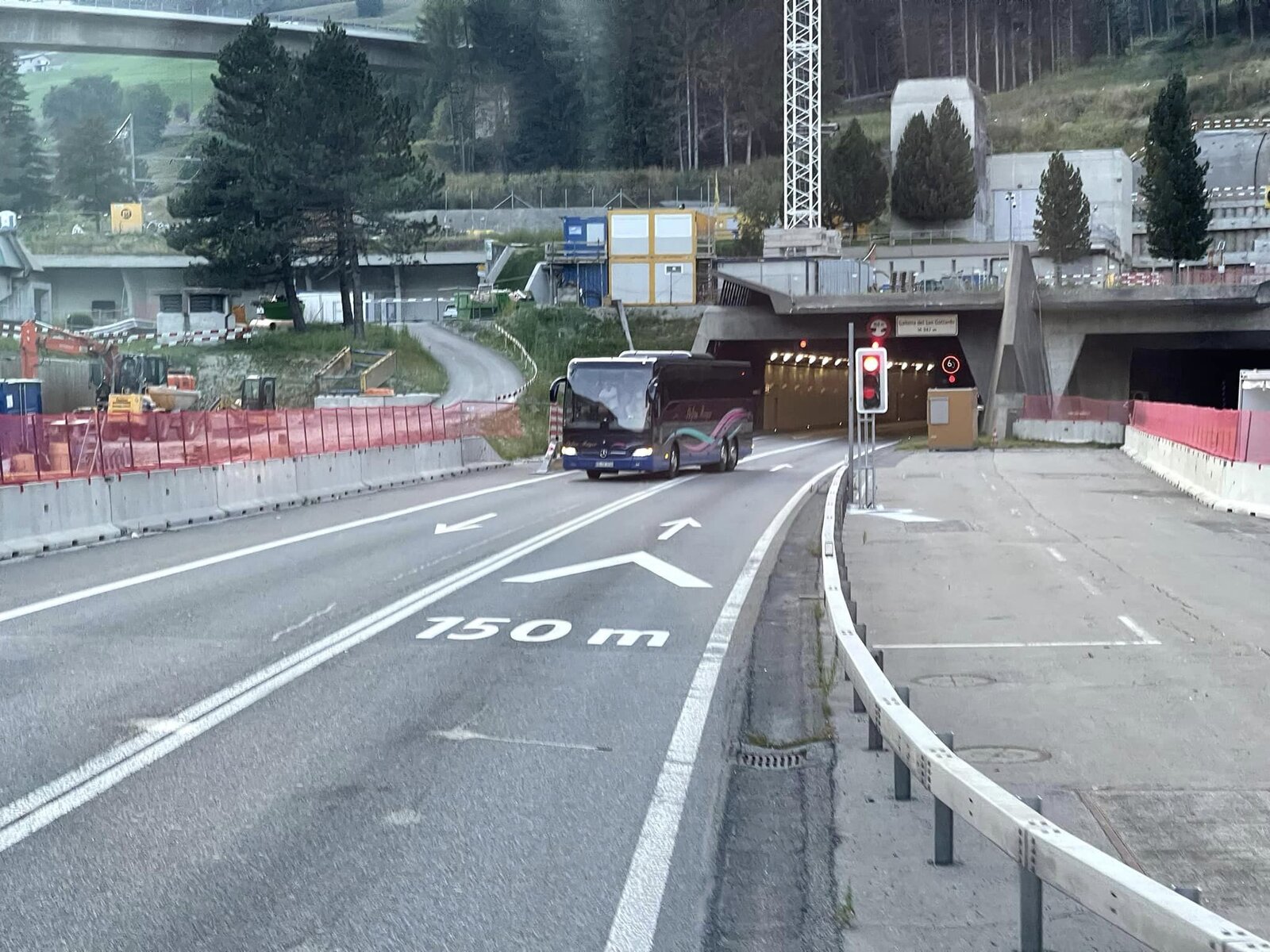 Der längste Alpentunnel bleibt bis auf Weiteres für den Verkehr gesperrt.