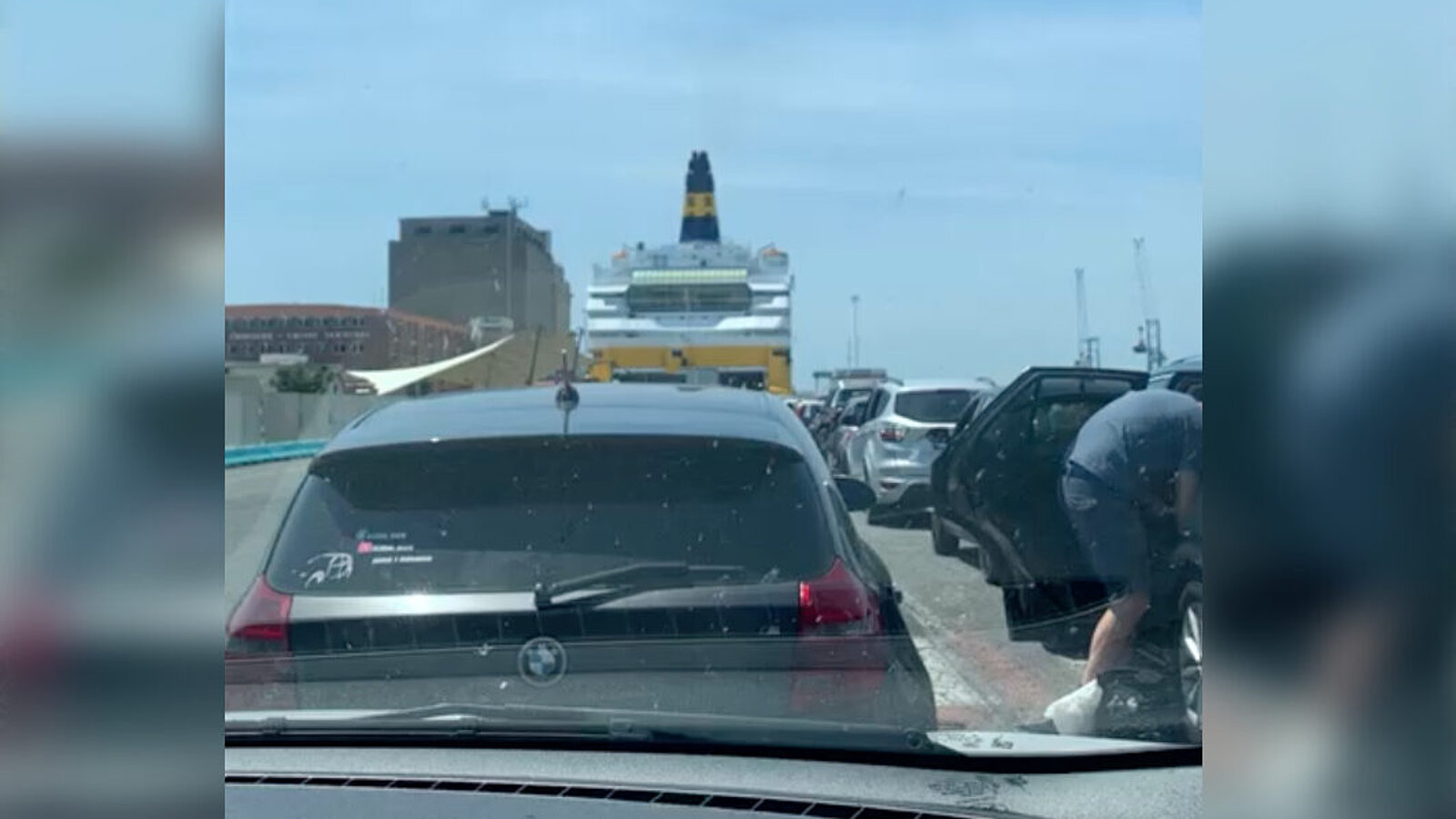 Anstehen im Auto vor der Autofähre