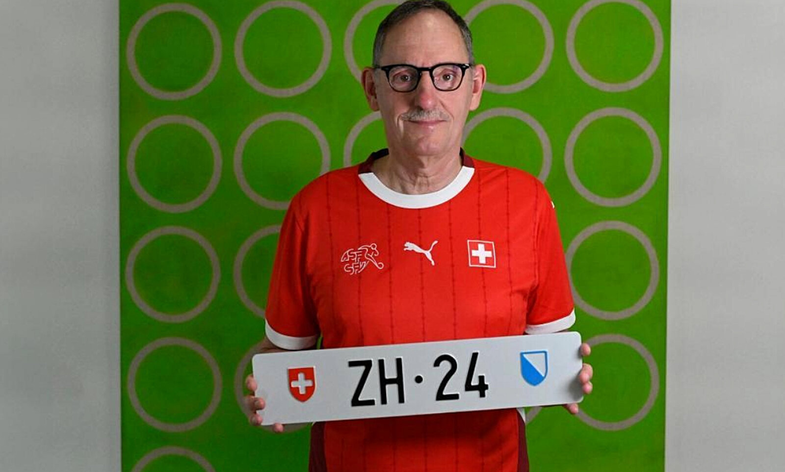 Der Zürcher Regierungsrat Mario Fehr bewarb die Auktion im Vorfeld. Bild: Zürcher Strassenverkehrsamt.