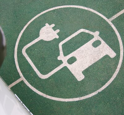 Bei immer mehr PHEV-Modellen der ersten Generation tauchen Probleme auf. Viele Akkus erreichen das Ende ihres Lebenszyklus schneller als befürchtet. Oder defekte Steuergeräte und Hochvoltkomponenten müssen ersetzt werden. Bild: Freepik