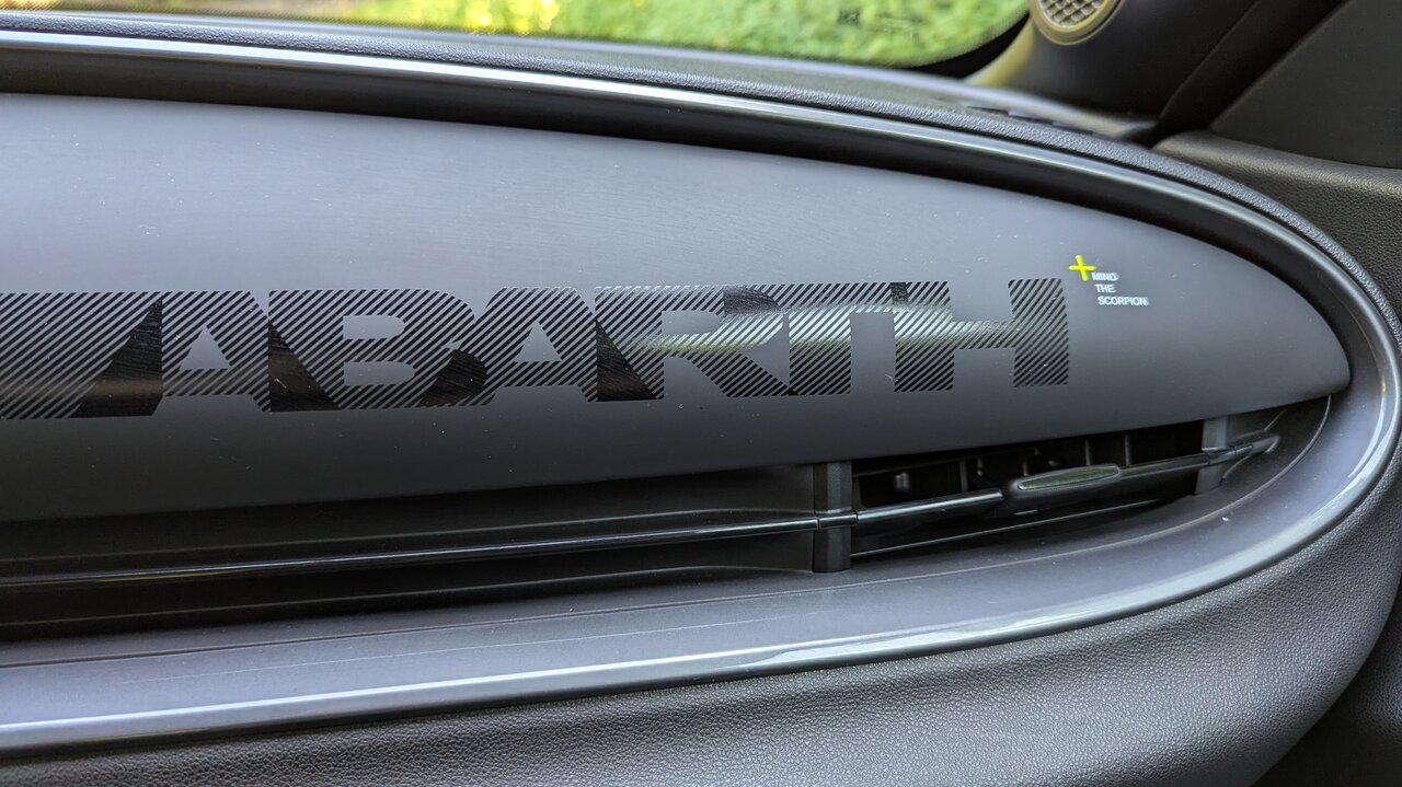 Abarth-Schriftzug im 600e