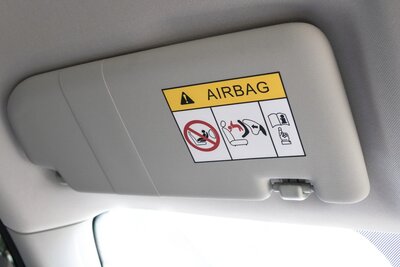 Airbag Warnhinweis an der Sonnenblende