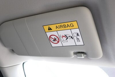 Airbag Warnhinweis an der Sonnenblende