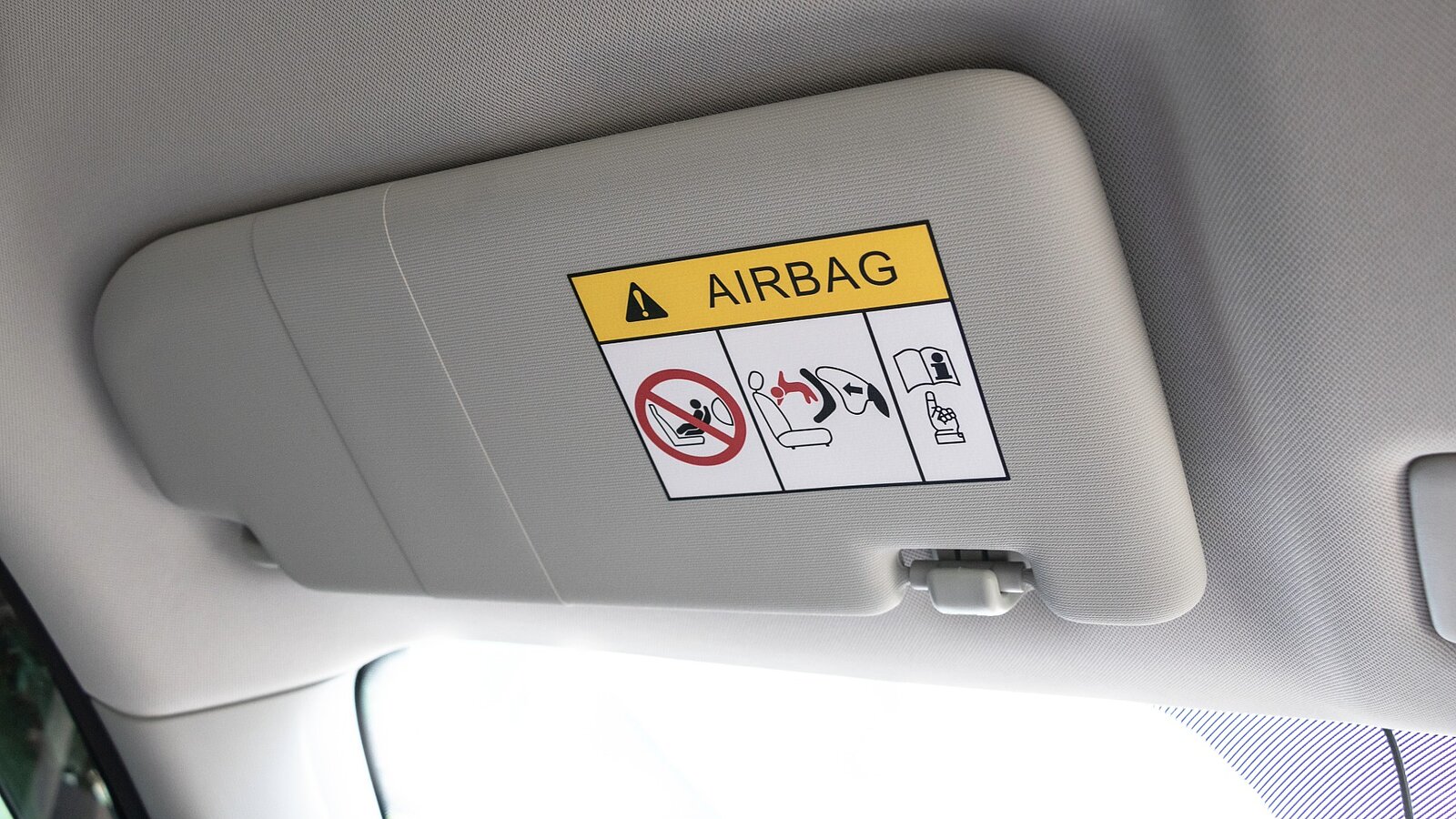 Airbag Warnhinweis an der Sonnenblende
