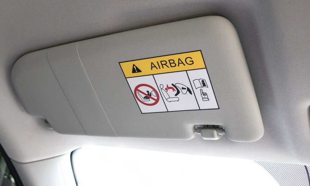 Airbag Warnhinweis an der Sonnenblende