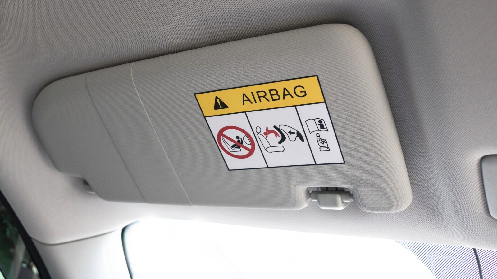 Airbag Warnhinweis an der Sonnenblende