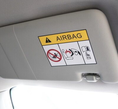 Airbag Warnhinweis an der Sonnenblende