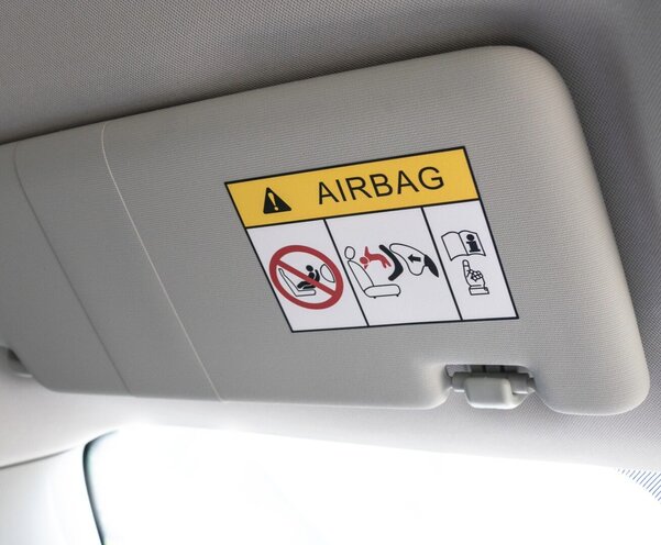 Airbag Warnhinweis an der Sonnenblende