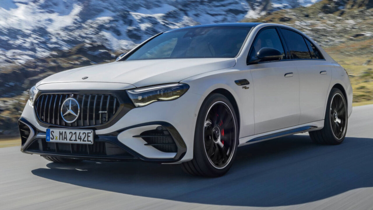 Weisser Mercedes auf einer Bergstrasse