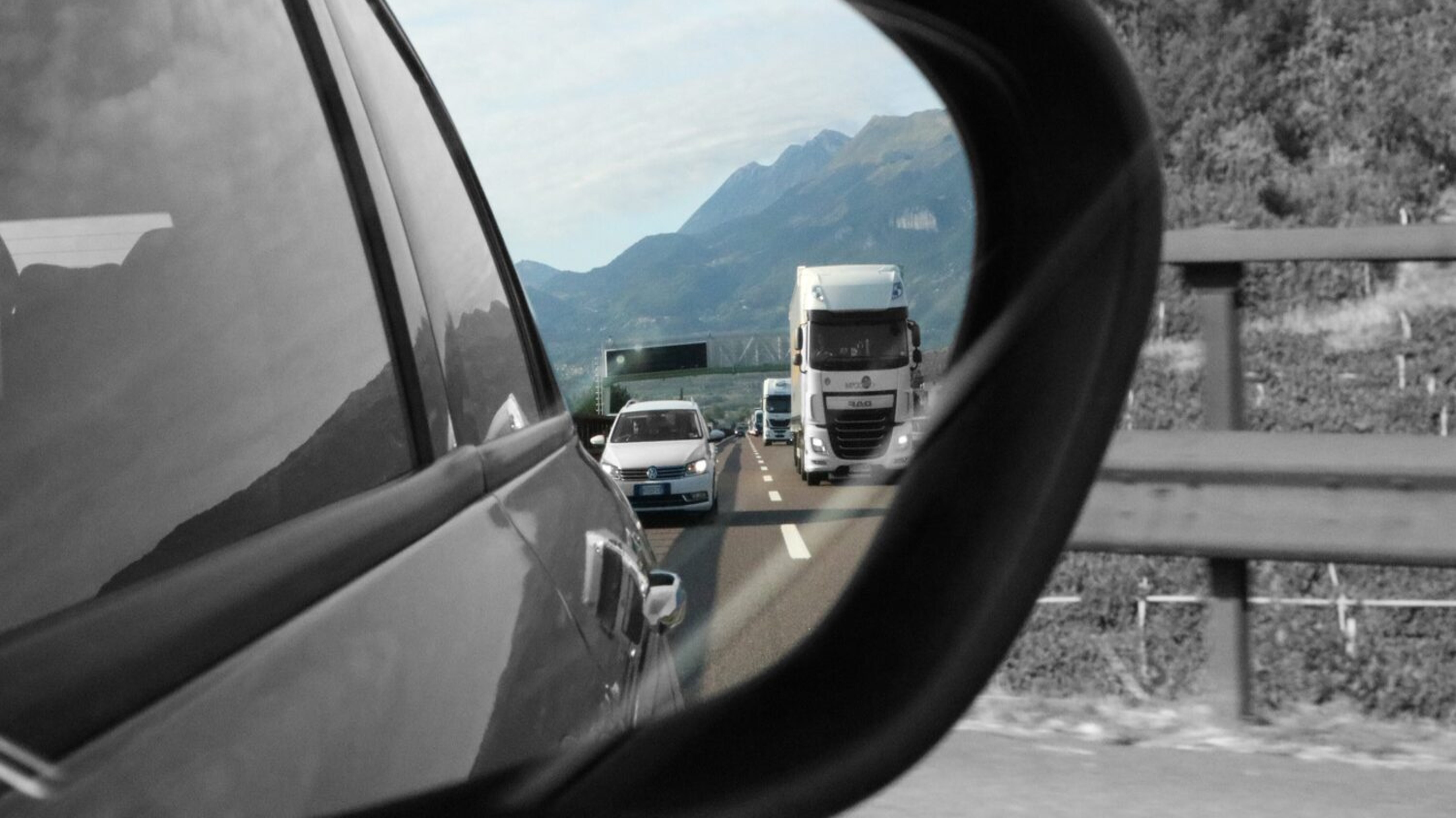 Verkehr hinter einem Auto über den Rückspiegel