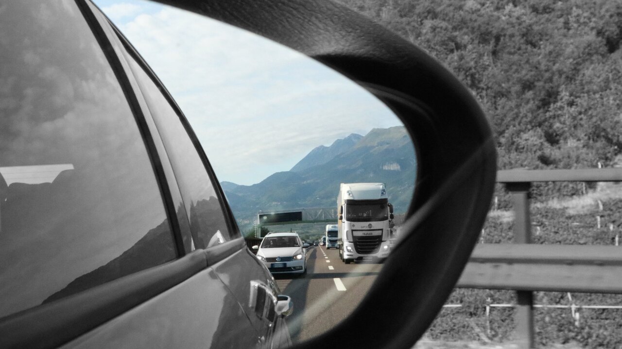 Verkehr hinter einem Auto über den Rückspiegel