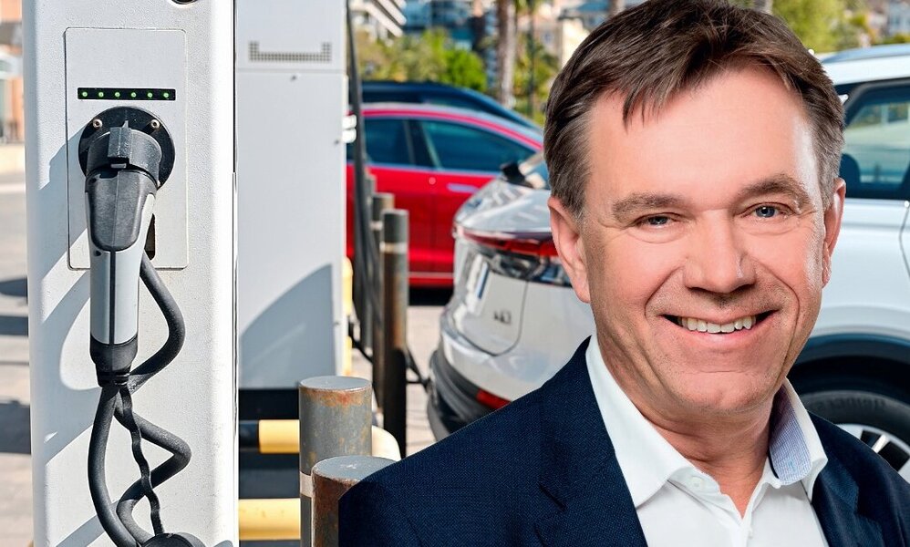 Andreas Meier will das Laden von E-Autos in der Schweiz einfacher machen: Der Mitte-Nationalrat fordert transparente Preise an öffentlichen Ladestationen und spontane Bezahlung ohne Abo oder App. Bild: ZVG / freepik