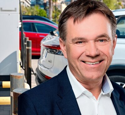 Andreas Meier will das Laden von E-Autos in der Schweiz einfacher machen: Der Mitte-Nationalrat fordert transparente Preise an öffentlichen Ladestationen und spontane Bezahlung ohne Abo oder App. Bild: ZVG / freepik