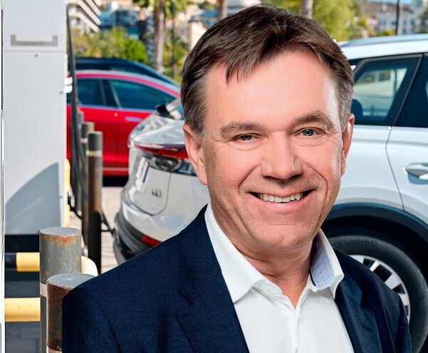 Andreas Meier will das Laden von E-Autos in der Schweiz einfacher machen: Der Mitte-Nationalrat fordert transparente Preise an öffentlichen Ladestationen und spontane Bezahlung ohne Abo oder App. Bild: ZVG / freepik