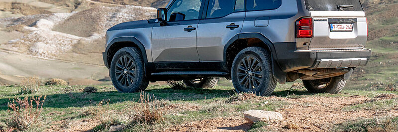 Plant Toyota eine Mini-Version des Land Cruisers? Die soll deutlich kleiner ausfallen als der aktuelle Land Cruiser Hybrid 48V (im Bild), der ab sofort in der Schweiz gekauft werden kann. Bild: Toyota