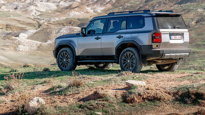 Plant Toyota eine Mini-Version des Land Cruisers? Die soll deutlich kleiner ausfallen als der aktuelle Land Cruiser Hybrid 48V (im Bild), der ab sofort in der Schweiz gekauft werden kann. Bild: Toyota