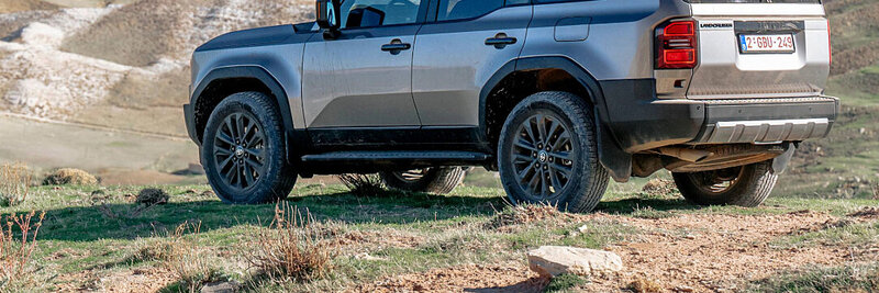 Plant Toyota eine Mini-Version des Land Cruisers? Die soll deutlich kleiner ausfallen als der aktuelle Land Cruiser Hybrid 48V (im Bild), der ab sofort in der Schweiz gekauft werden kann. Bild: Toyota