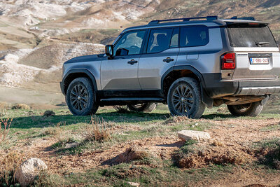 Plant Toyota eine Mini-Version des Land Cruisers? Die soll deutlich kleiner ausfallen als der aktuelle Land Cruiser Hybrid 48V (im Bild), der ab sofort in der Schweiz gekauft werden kann. Bild: Toyota