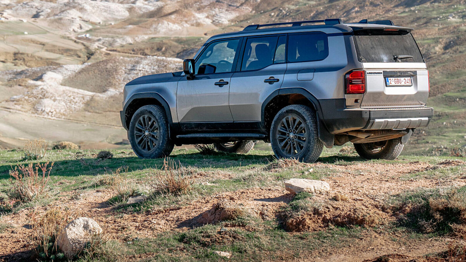 Plant Toyota eine Mini-Version des Land Cruisers? Die soll deutlich kleiner ausfallen als der aktuelle Land Cruiser Hybrid 48V (im Bild), der ab sofort in der Schweiz gekauft werden kann. Bild: Toyota