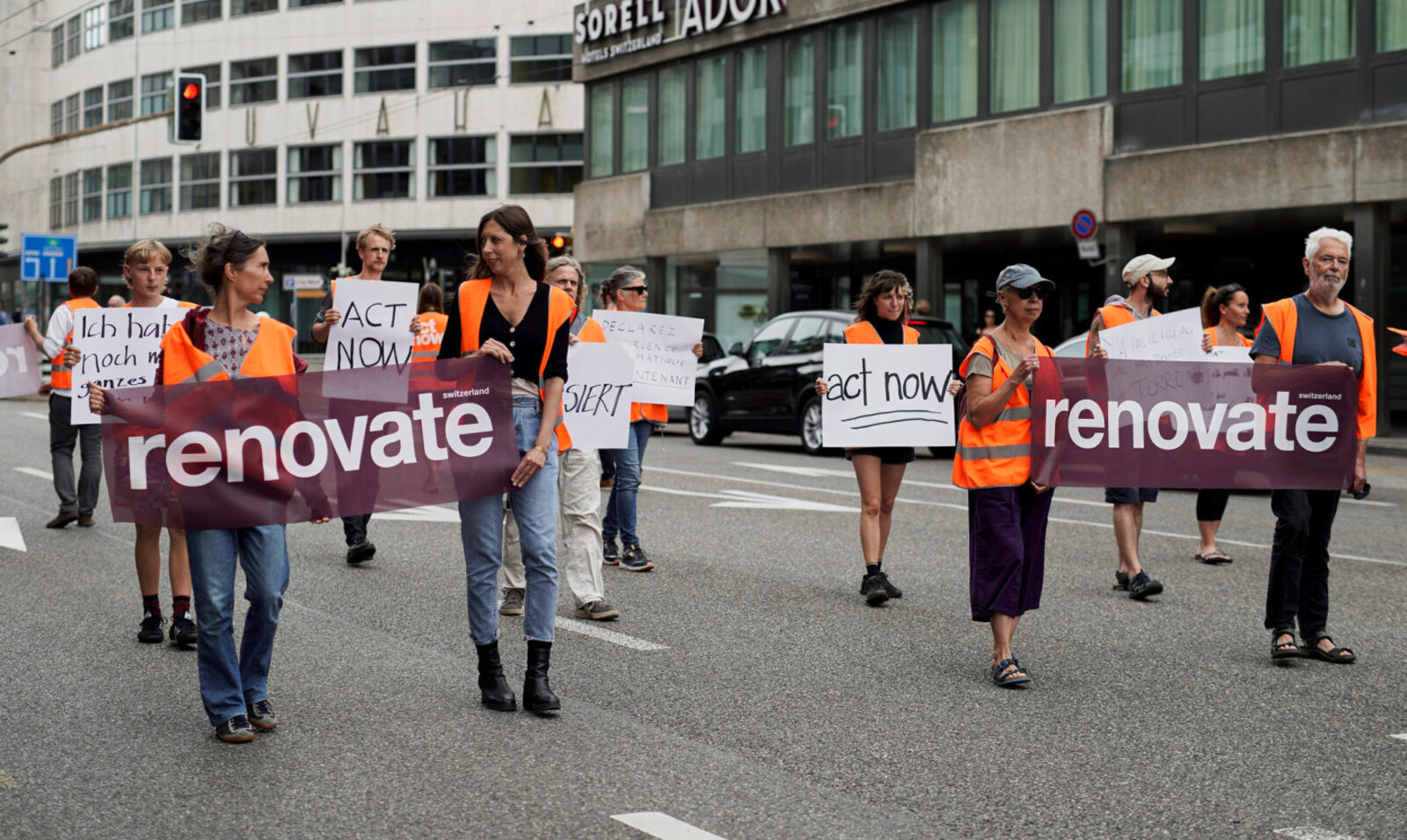 Die Klimaaktivisten von Renovate Switzerland marschieren ab Mitte September mit 1 km/h durch die Schweizer Städte.