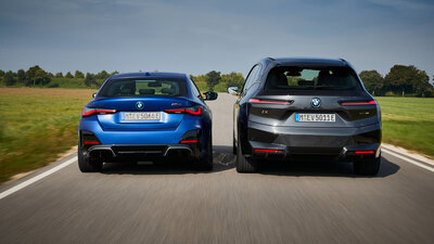 Heckansicht von BMW i4 (l.) und iX