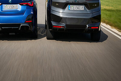 Heckansicht von BMW i4 (l.) und iX