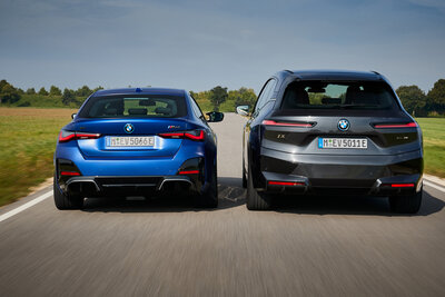 Heckansicht von BMW i4 (l.) und iX
