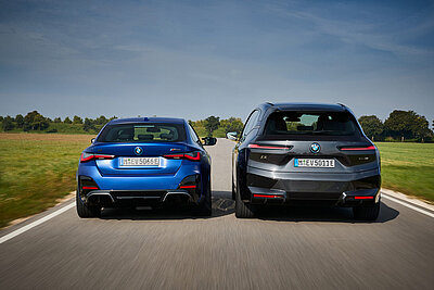 Heckansicht von BMW i4 (l.) und iX