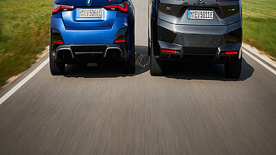 Heckansicht von BMW i4 (l.) und iX