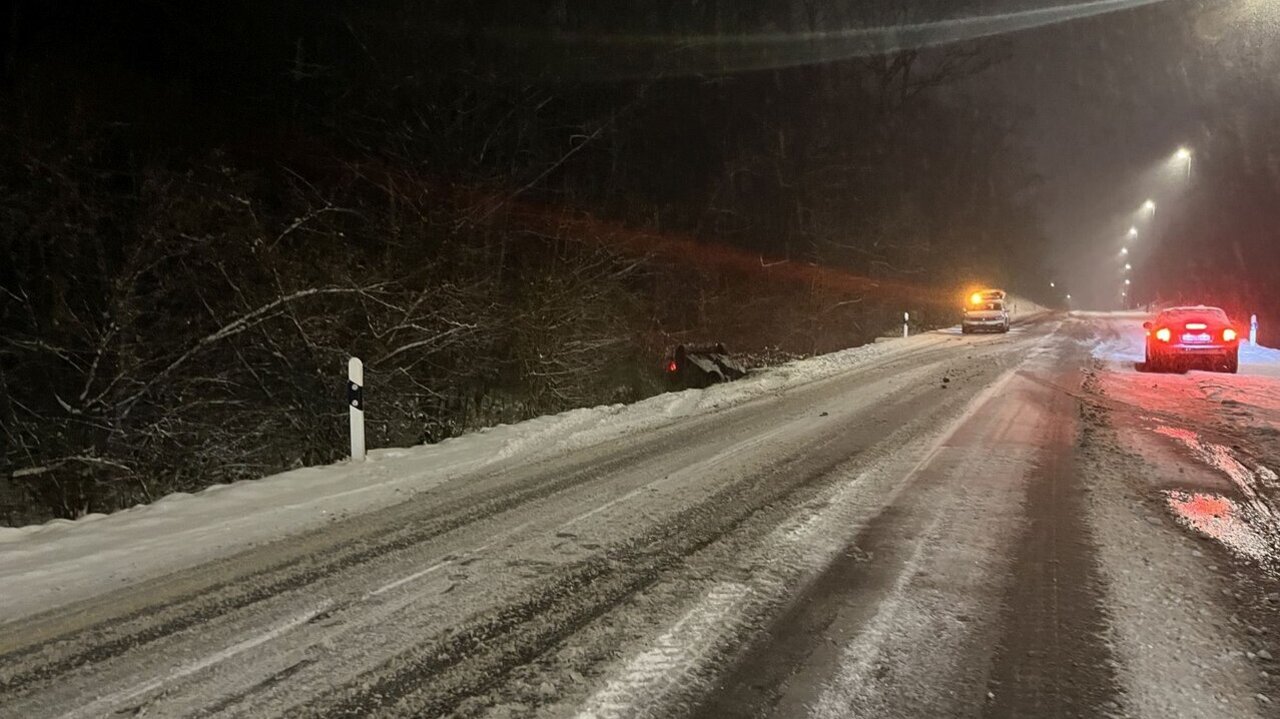 Beim Unfall blieb der Lenker unverletzt, sein Wagen musste jedoch abgeschleppt werden.  Bild: Kapo BL