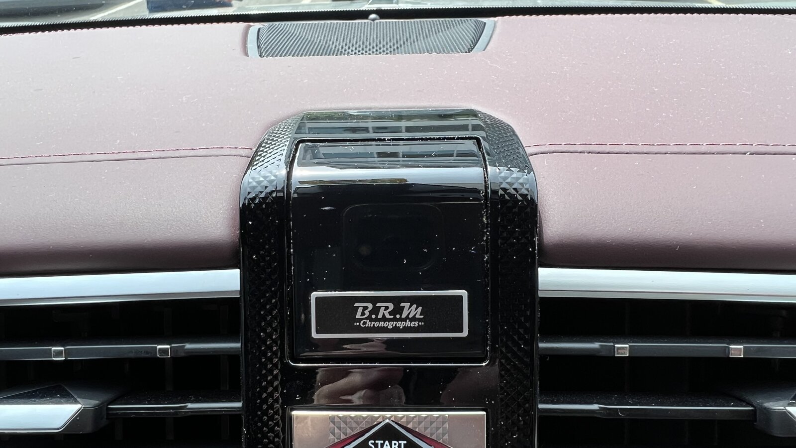 Unter dieser Abdeckung befindet sich die analoge Uhr im DS 9 350 E-Tense, wenn der Motor abgeschaltet ist.