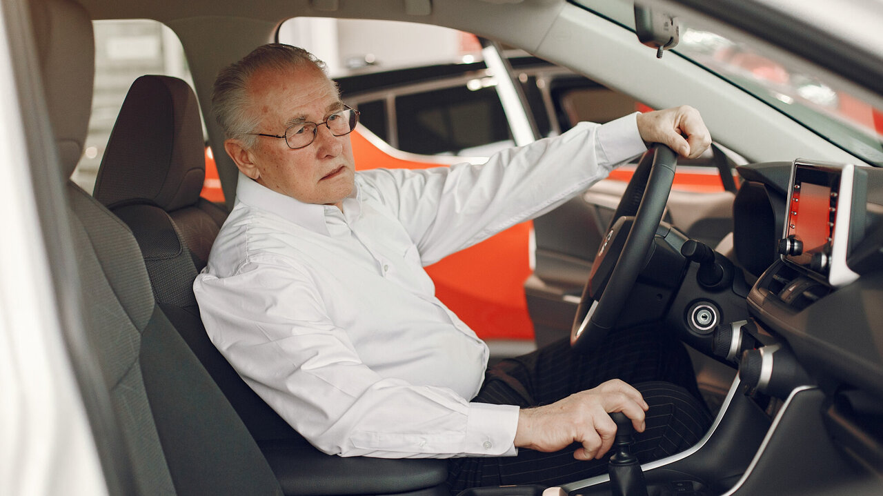 älterer Mann am Steuer